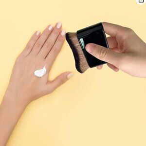 New in Package Large Kabuki Foundation Tanning Brush